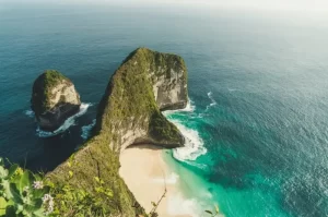 Tempat Wisata Terpopuler di Nusa Penida yang Wajib Dikunjungi